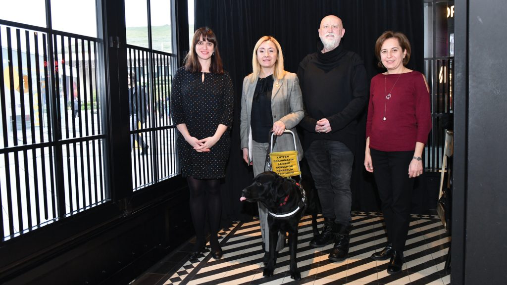 Bir günlüğüne “Karanlıkta Diyalog”